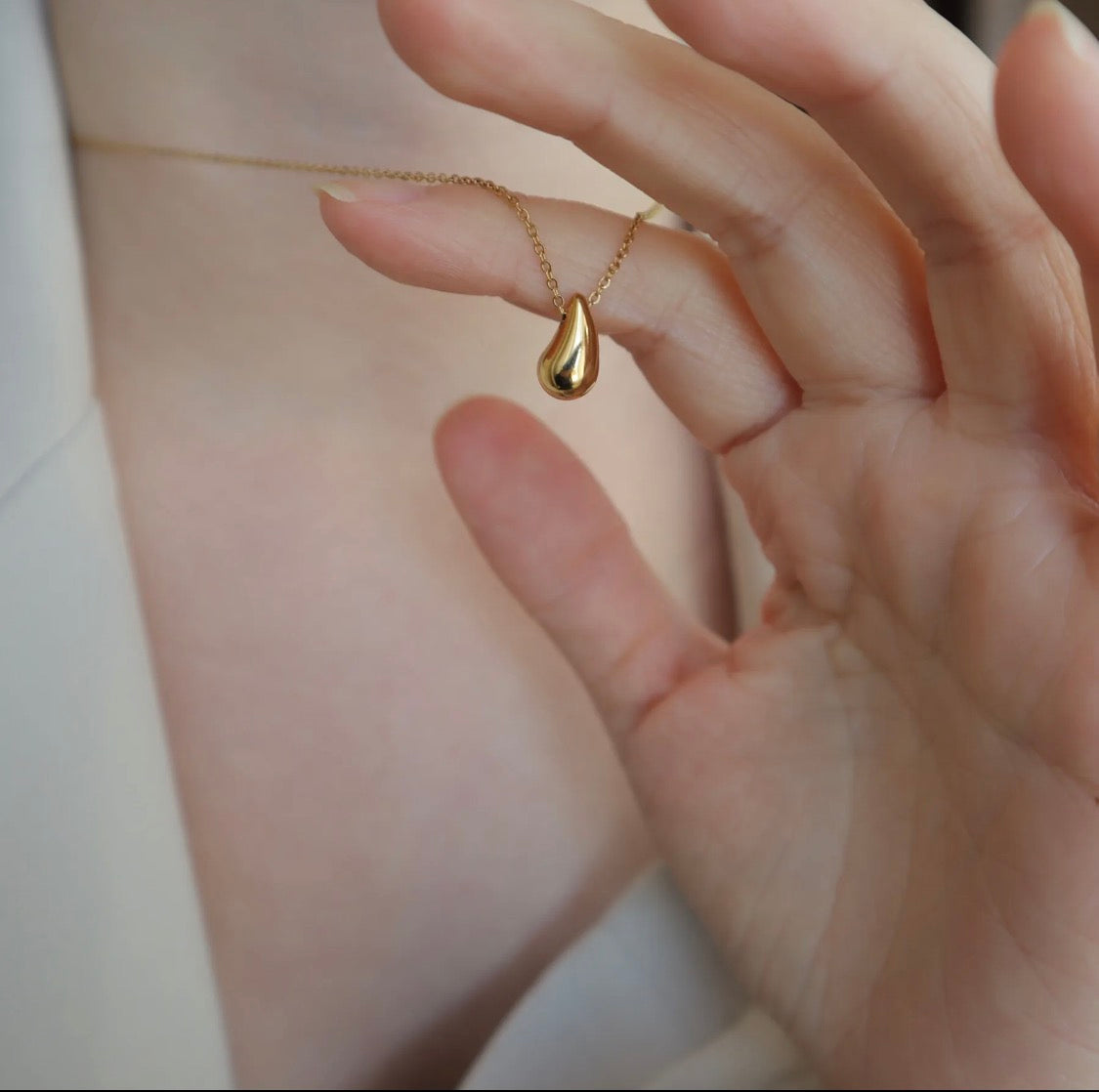 Gold Teardrop Pendant Necklace