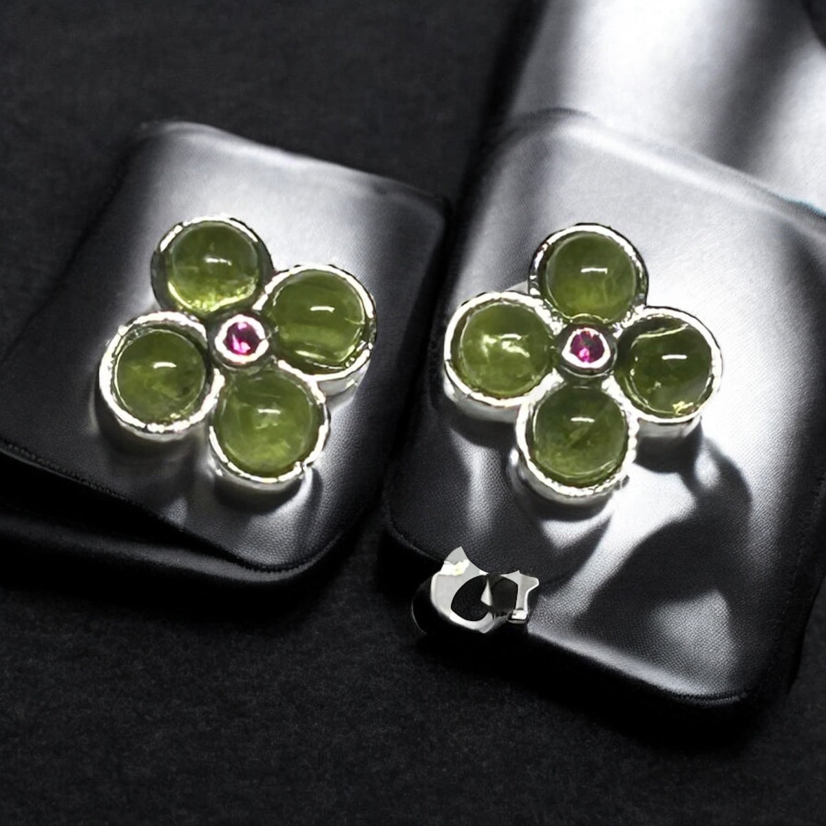 Peridot Flower Stud Earrings – Sterling Silver Bloom with Pink Center (S925)