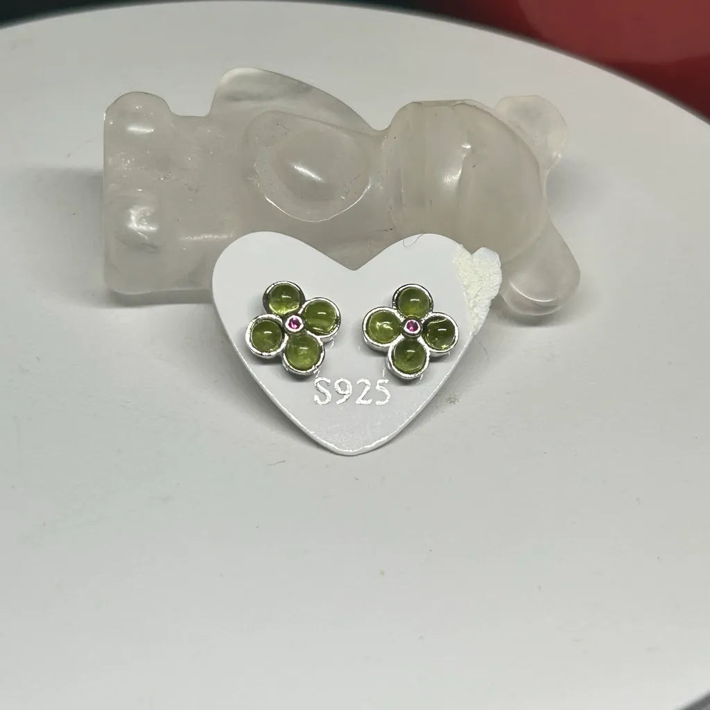 Peridot Flower Stud Earrings – Sterling Silver Bloom with Pink Center (S925)